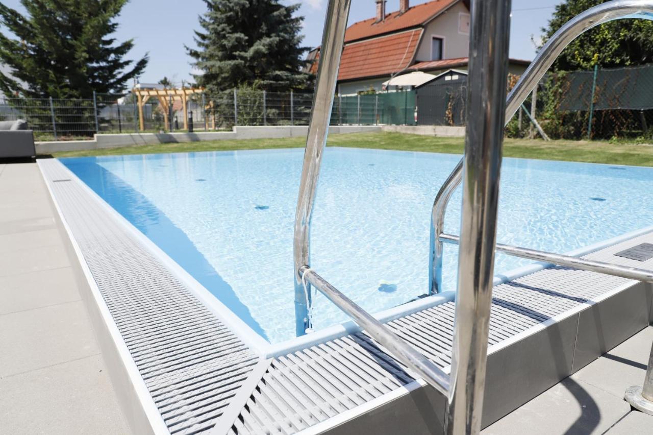 Yellow Flower Apartment With Pool - 5 Min To Lake Wenen Buitenkant foto