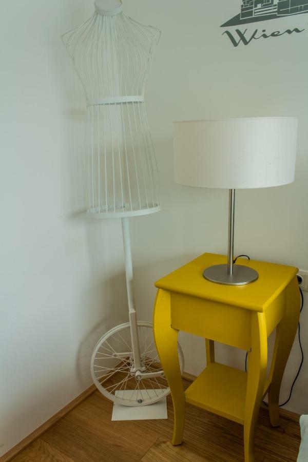 Yellow Flower Apartment With Pool - 5 Min To Lake Wenen Buitenkant foto
